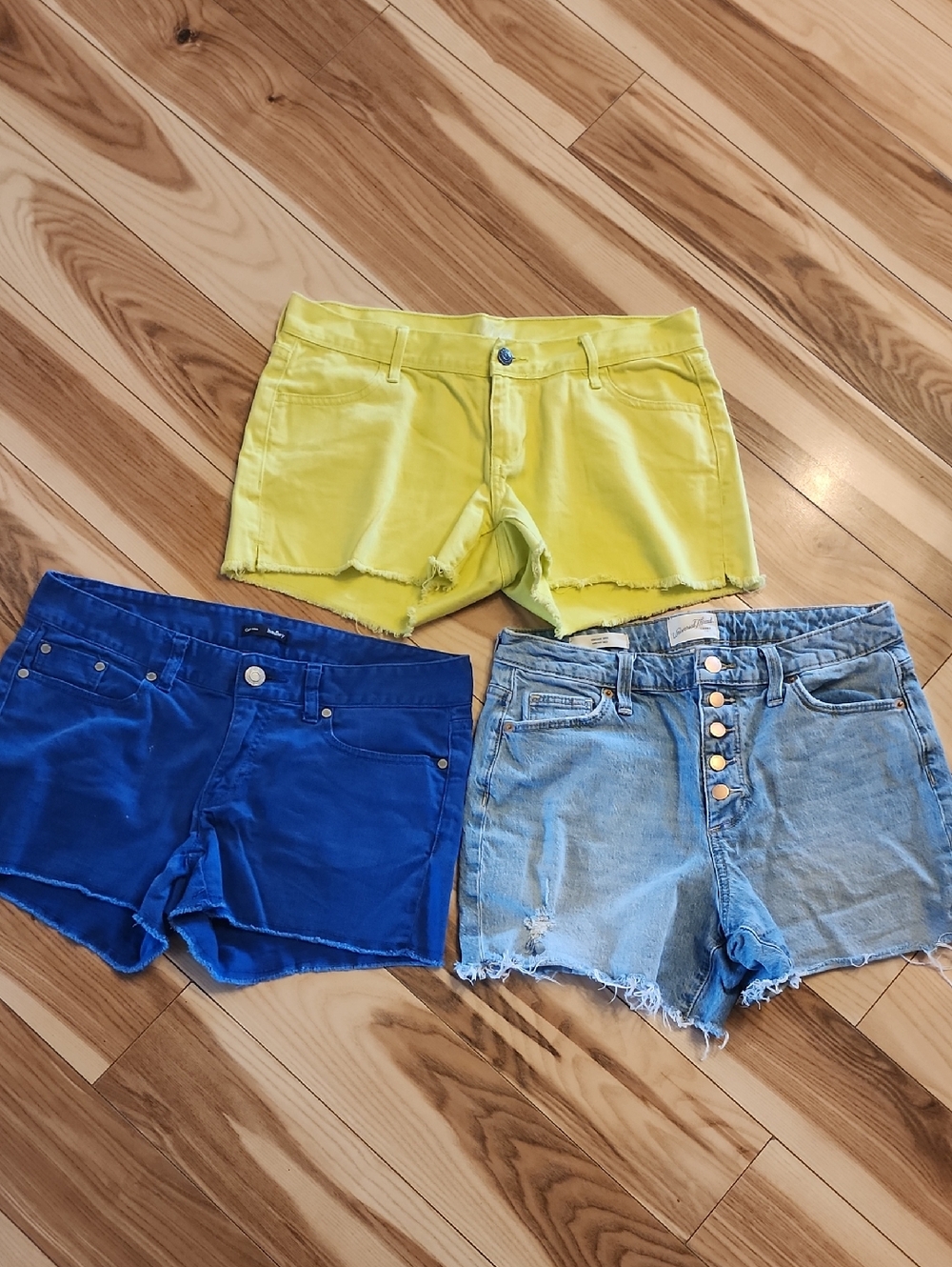 Bundle Of Womans Size 6 Shorts- Gap, Old Navy And Universal Thread